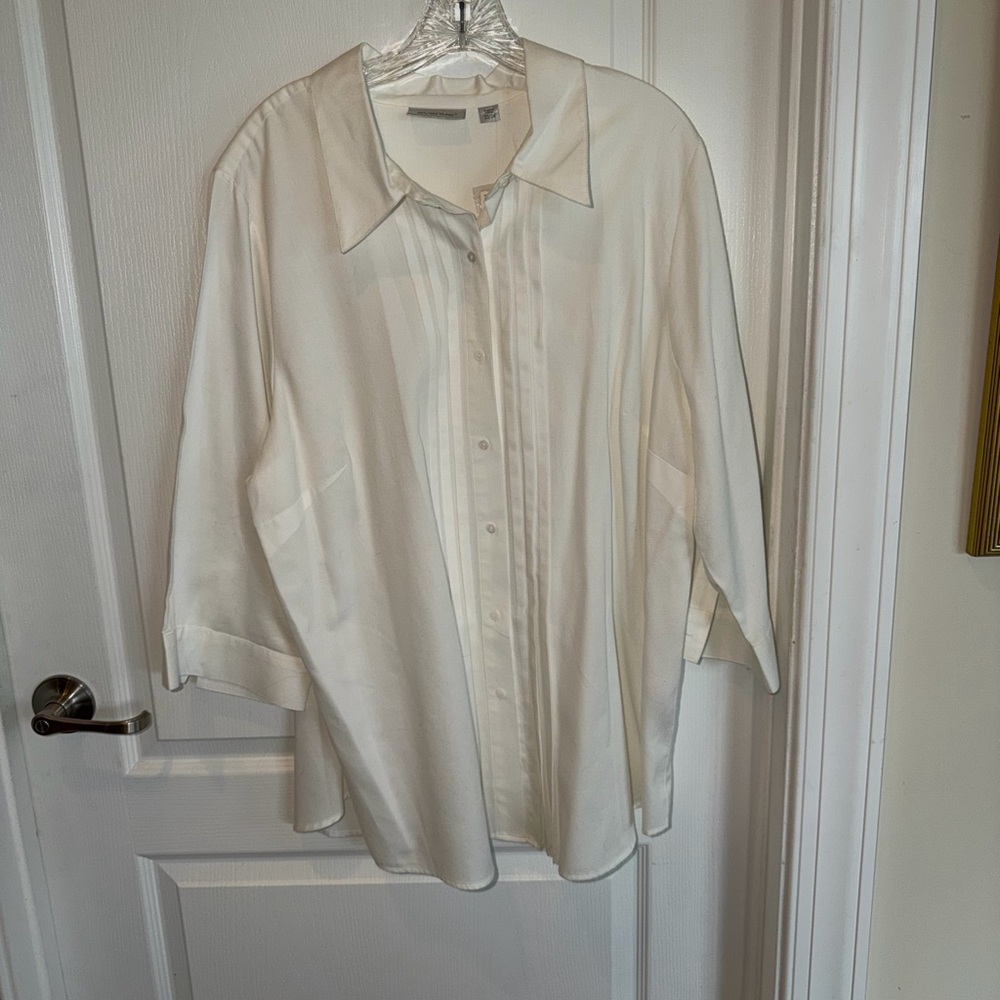 Avenue NWT White Button-Down Shirt with Pleated Front